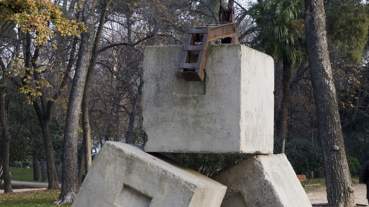 Cubos de hormigón de la escollera del Puerto de Bilbao, en El Retiro. Obra de Agustín Ibarrola 'Cubos de la Memoria' / MADRID.ES