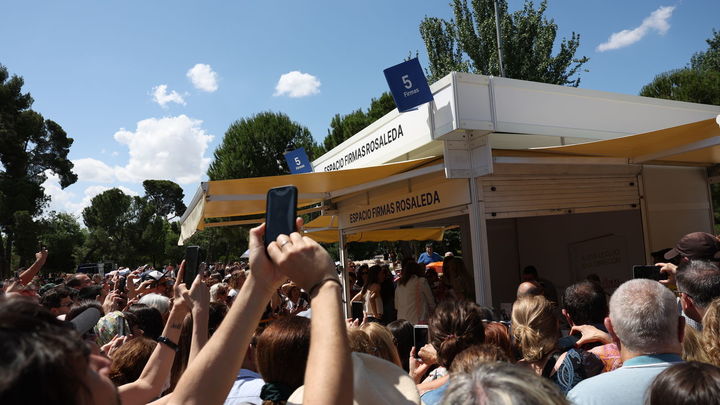 Gran expectación en la Feria del Libro para ver a Ana Obregón / EUROPA PRESS