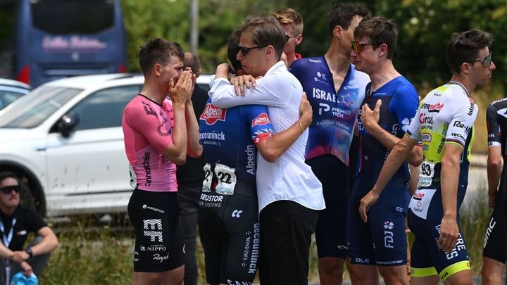 Ciclistas lloran la muerte de Gino Mader / AGENCIAS