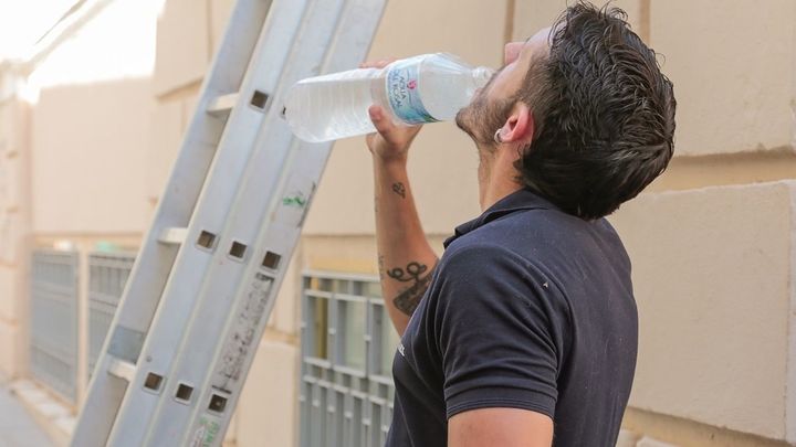 Un hombre bebiendo agua / EUROPA PRESS