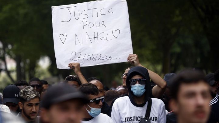 Un manifestante francés porta una pancarta con el lema'Justicia para Nahel' / EFE
