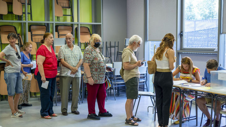 Colas en los colegios madrileños para votar / EFE