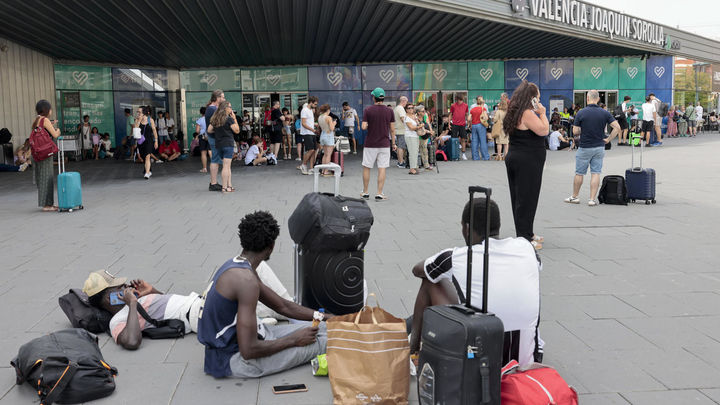 Viajeros del AVE esperan en el exterior de la estación de Valencia / EFE