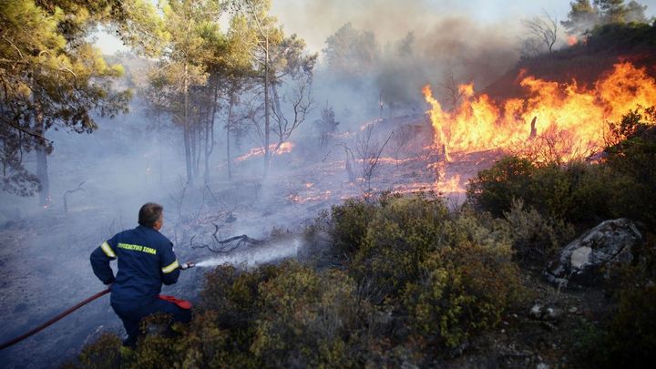 bomberos trabajan para apagar un incendio en la isla de Rodas / EUROPA PRESS