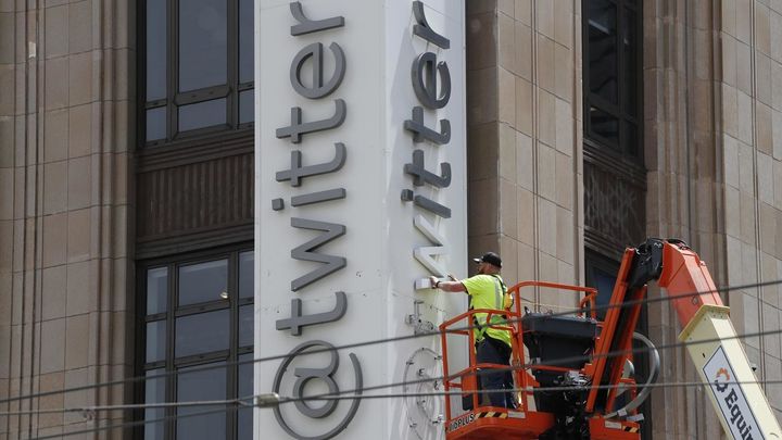 Últimos momentos del logo de Twitter en la sede de la compañía / EFE