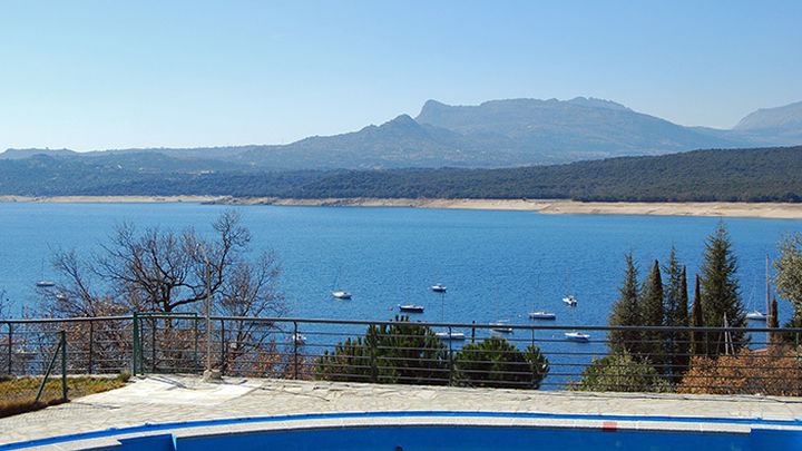Vistas de la piscina / CAMPING DE CERVERA