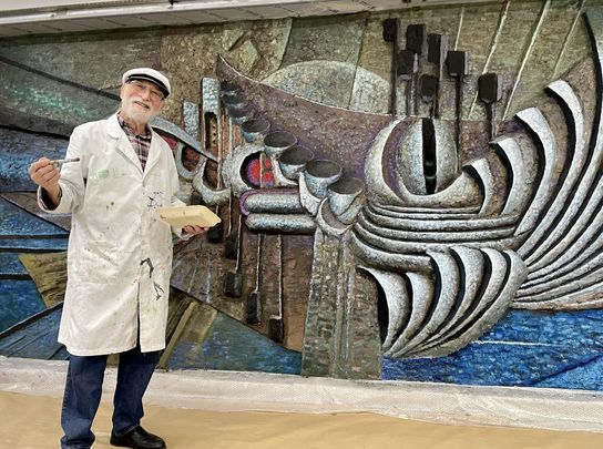 Eladio García de Santibáñez durante la restauración del mural de la estación de Laguna, en 2023 / METRO DE MADRID