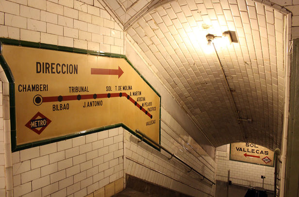 Escaleras en la estación-museo de Chamberí / METRO DE MADRID