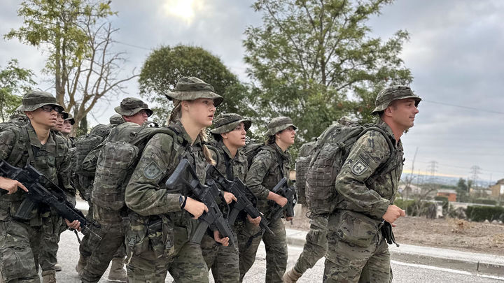 La princesa Leonor participa en un ejercicio mientras continúa su instrucción militar en la Academia General Militar de Zaragoza / EFE