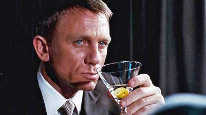 James Bond disfrutando de su Martini "mezclado, no agitado" / Telemadrid