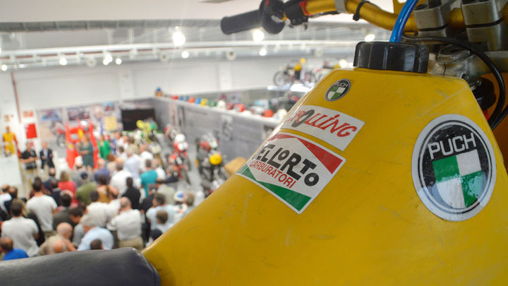 Presentación de la muestra con una moto Puch en primer término / AYTO ALCALÁ DE HENARES