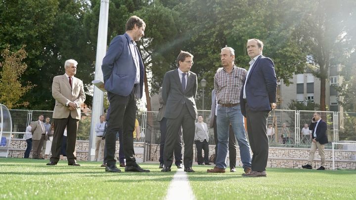 Almeida en el campo de fútbol de Latina / AYUNTAMIENTO DE MADRID