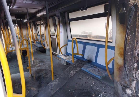 Vagón de Metro tras la explosión de la batería de un patinete / BOMBEROS