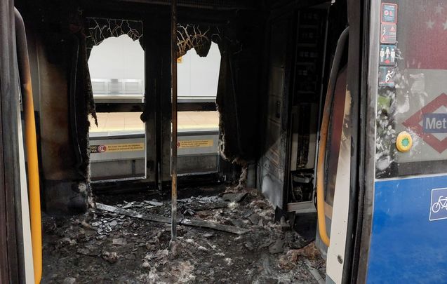 Vagón de Metro tras la explosión de la batería de un patinete / BOMBEROS