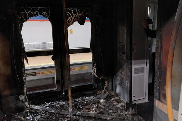 Vagón de Metro tras la explosión de la batería de un patinete / BOMBEROS