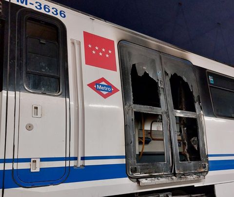 Vagón de Metro tras la explosión de la batería de un patinete / BOMBEROS