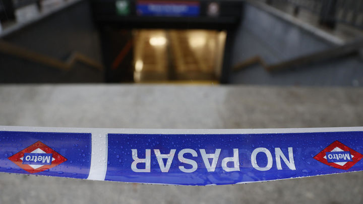 Acceso al metro de Banco de España, cortado por la lluvia / EFE/ Mariscal