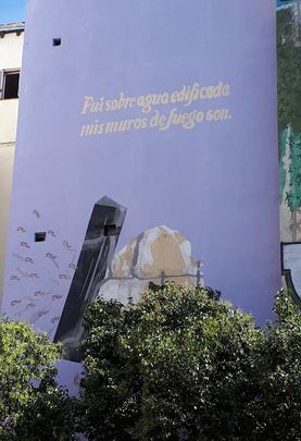 Lema de Madrid en una fachada de la Plaza de Puerta Cerrada / TELEMADRID