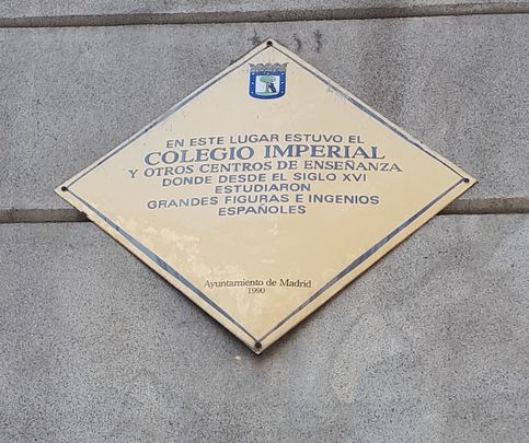 Placa en la Calle de los Estudios recordando la ubicación del Colegio Imperial / TELEMADRID