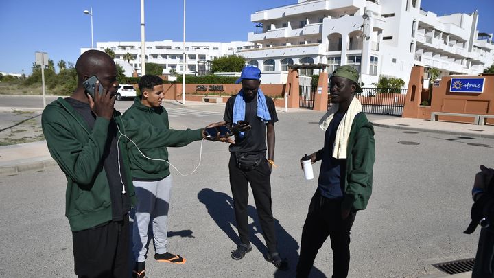 Varios migrantes de origen subsahariano pasean por los alrededores de un hotel en la urbanización de El Toyo, Almería / EFE