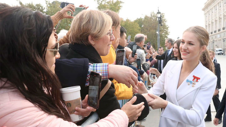 La familia Real saluda a los ciudadanos en el exterior del Palacio Real / @CasaReal