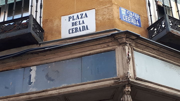 Plaza de la Cebada y Calle de la Cebada en apenas un metro de fachada / TELEMADRID