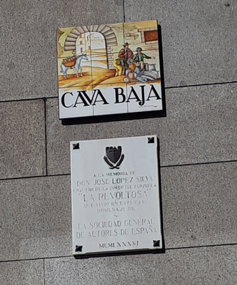 Placa homenaje al libretista de 'La Revoltosa', José López Silva, en la Cava Baja / TELEMADRID