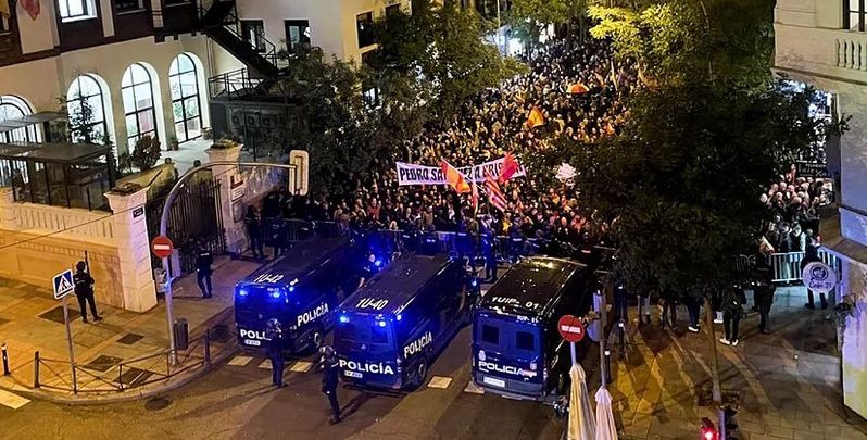Policía Nacional ante la sede del PSOE / twitter