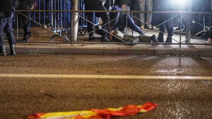 La policía reduce a un hombre en la concentración contra la amnistía / EUROPA PRESS