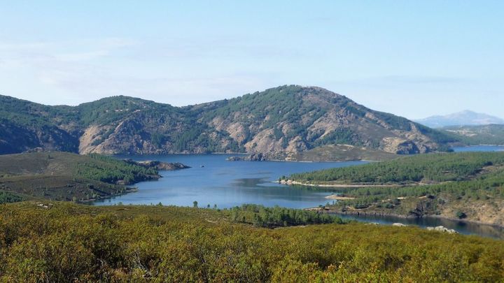 Vista del Embalse de El Atazar desde un tramo de la Senda del Genaro / SIERRA NORTE