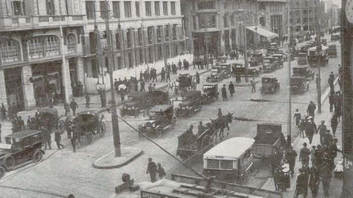 Tráfico en la Gran Vía, hacia 1925 / MEMORIA DE MADRID
