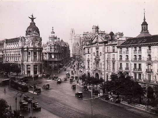 Tráfico en las inmediaciones de la Calle de Alcalá y la Gran Vía / JESÚS GARCÍA FÉRRIZ / MEMORIA DE MADRID