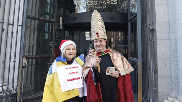 Obispo de la Lotería con una asistente al sorteo / EFE