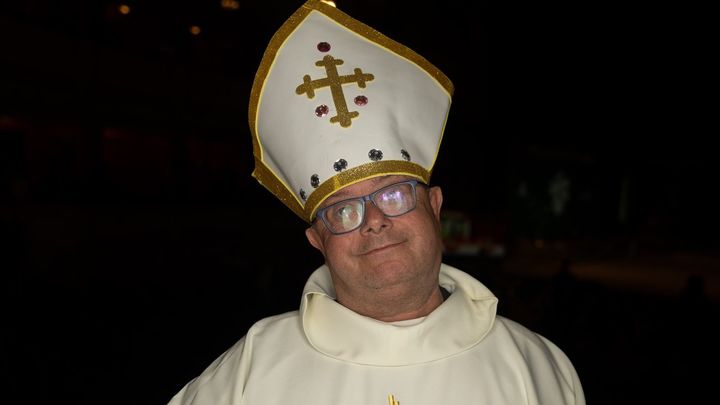 Un hombre vestido de Papa en el Sorteo de Navidad / EUROPA PRESS