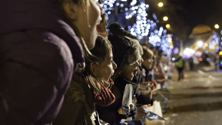 Niños disfrutando de la cabalgata de Reyes / Ayuntamiento de Madrid