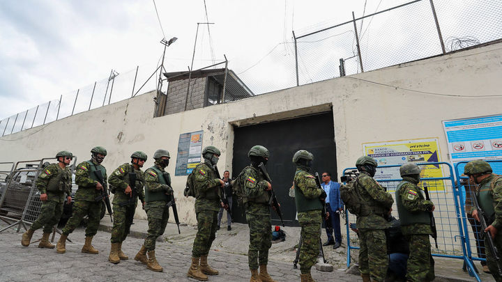 Soldados ecuatorianos se aprestan a ingresar a la cárcel del Inca tras un amotinamiento de presos / EFE