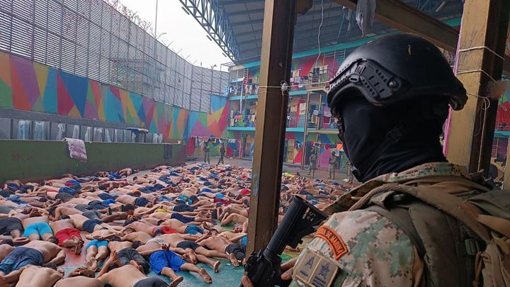 Fotografía cedida hoy por las Fuerzas Armadas de Ecuador que muestra a soldados de Infantería de Marina mientras realizan un operativo tras un motín en la Cárcel Regional del Litoral, en Guayaquil / EFE