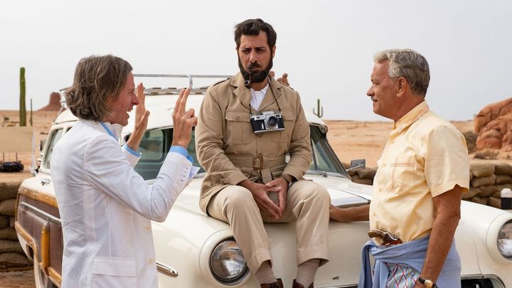 Wes Anderson y Tom Hanks durante el rodaje de 'Asteroid City' / UNIVERSAL