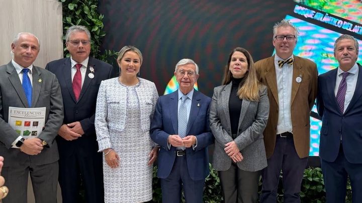 Jose Carlos de Santiago, vicepresidente de la Academia Iberoamericana de Gastronomía; Carlos Insfran Micossi, presidente de la Academia paraguaya de Gastronomía; Angelita Duarte de Melillo, ministra de turismo de Paraguay; Rafael Anson, presidente de la Academia Iberoamericana de Gastronomía; Claudia Lorena Franco Quevedo, directora nacional de Propiedad Intelectual; Oliver Gayet, presidente de la Asociación de Restaurantes de Paraguay y Alfonso Marin, secretario general de la Academia Iberoamericana de Gastronomía / TELEMADRID