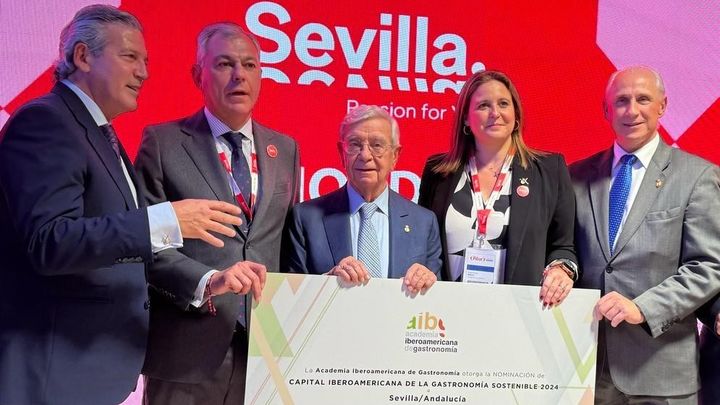 Alfonso Marín, secretario general de la Academia Iberoamericana de Gastronomía; José Luis Sanz Ruiz, alcalde de Sevilla; Rafael Ansón, presidente de la Academia Iberoamericana de Gastronomía; Ángela Moreno Ramón, delegada de turismo del Ayuntamiento de Sevilla y José Carlos de Santiago, vicepresidente de la Academia Iberoamericana de Gastronomía. / TELEMADRID