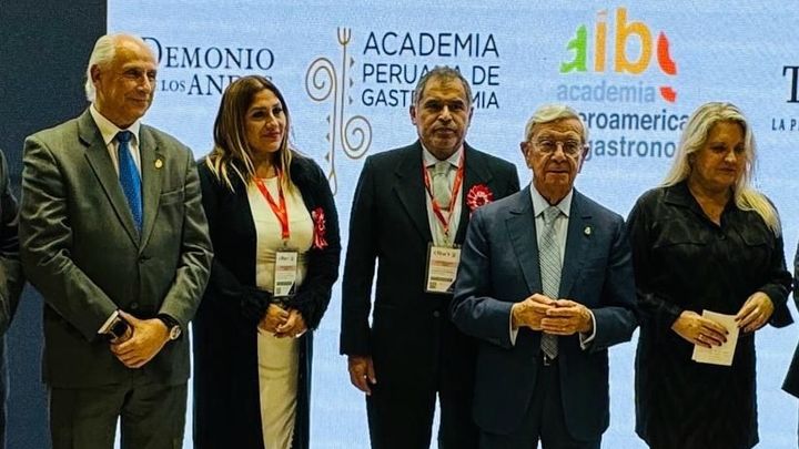 Jose Carlos de Santiago, vicepresidente de la Academia Iberoamericana de Gastronomía; Paola Marin, directora de turismo de Promperu; Juan Carlos Mathews, ministro de Comercio Exterior y Turismo de Peru; Rafael Anson, presidente de la Academia Iberoamericana de Gastronomía y Hirka Roca Rey, presidenta de la Academia peruana de Gastronomía. / TELEMADRID