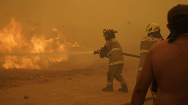Bomberos tratan de sofocar las llamas en uno de los incendios de Chile / EUROPA PRESS