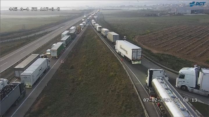 Camiones cortan la A-4 en el Km. 117 / TELEMADRID