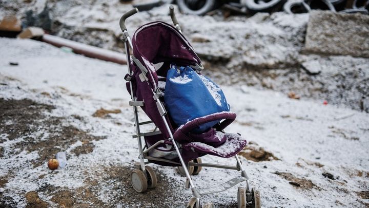Carrito de bebé en el paso fronterizo de Medyka / EUROPA PRESS