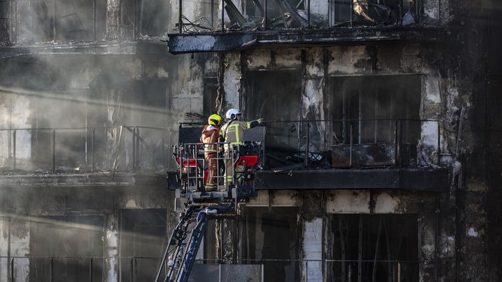 Bomberos inspeccionan el edificio incendiado en Valencia / EFE