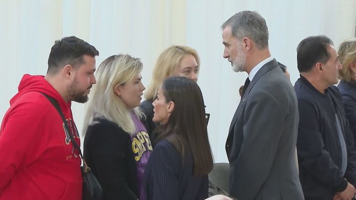 Los reyes con familiares de las víctimas / Telemadrid