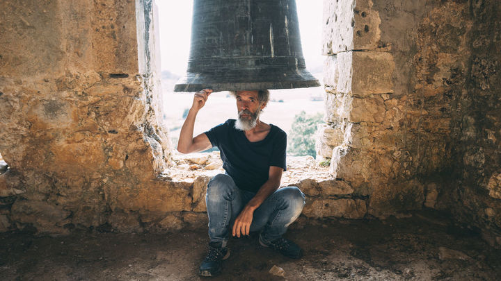 Dentro de la campana de la Iglesia Dama de las Loras / SILBERIUS DE URA