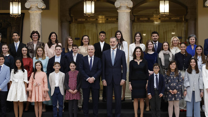 El rey Felipe VI recibe a los ganadores de las dos últimas ediciones del concurso escolar '¿Qué es un rey para ti?' / EFE