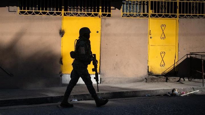 Patrullas de Policía en los barrios próximos al aeropuerto de la capital de Haití, Puerto Príncipe / EFE