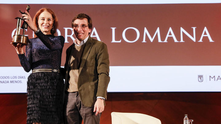 l alcalde de Madrid, José Luis Martínez-Almeida, entrega el premio Clara Campoamor a la periodista, promotora de proyectos de igualdad y empresaria Gloria Lomana durante el acto institucional conmemorativo del Ayuntamiento por el Día Internacional de la Mujer, / EFE